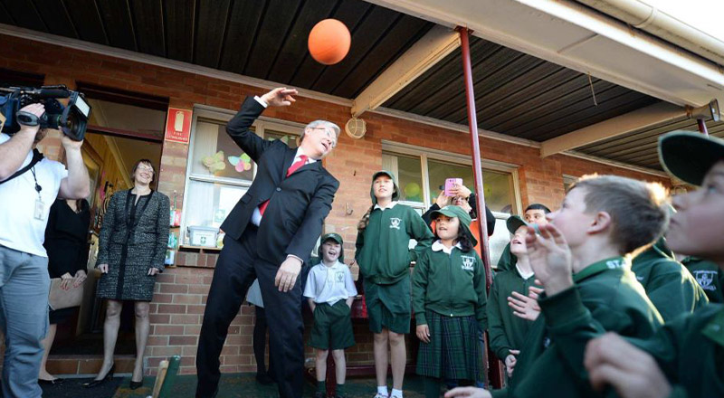 historical image of St Anthony's Catholic Primary School Girraween students with ex Prime Minister Kevin Rudd
